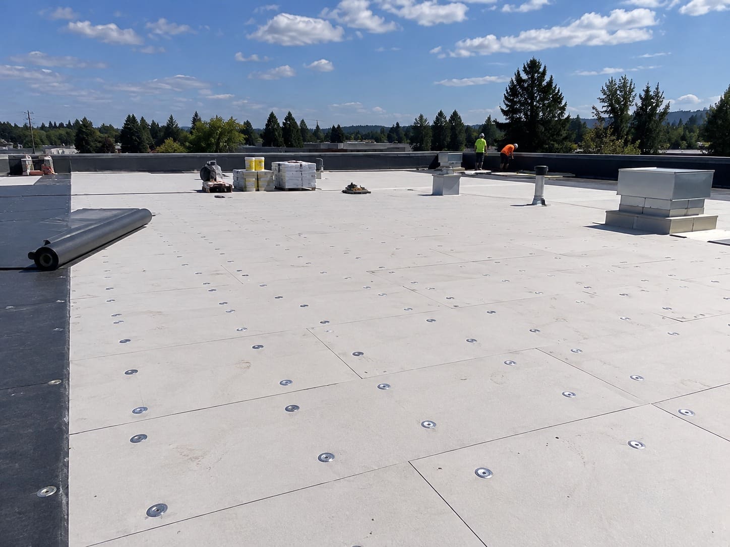 Flat roof with fastened insulation boards and membrane on a commercial building in Gresham